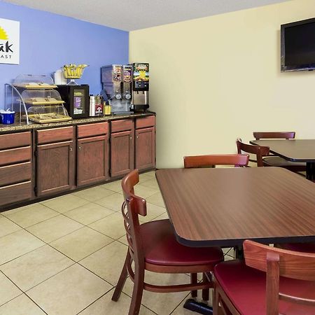Days Inn By Wyndham Plymouth Bagian luar foto