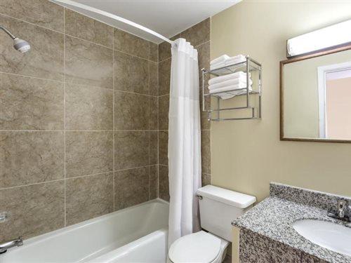 Days Inn By Wyndham Plymouth Bagian luar foto