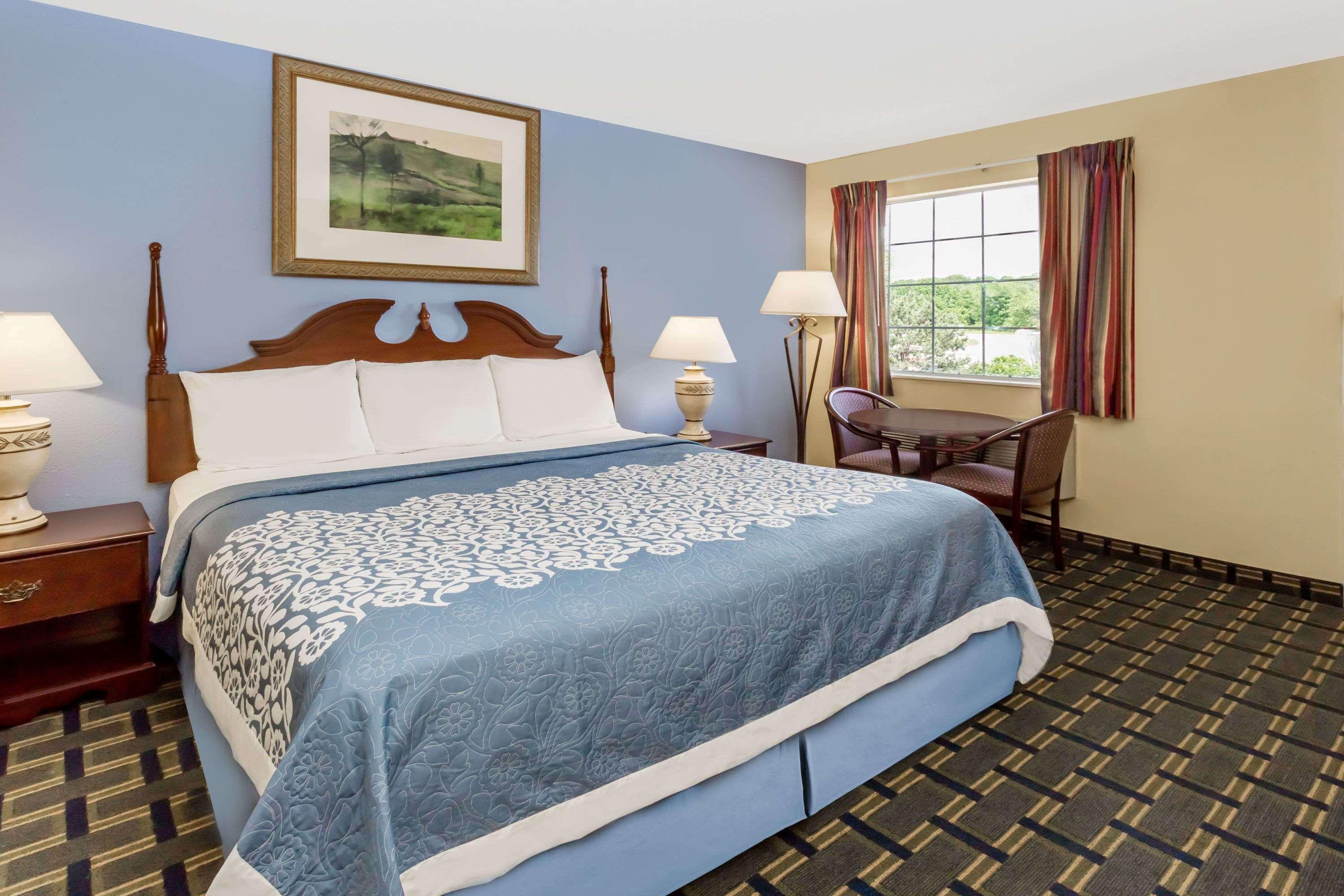 Days Inn By Wyndham Plymouth Bagian luar foto