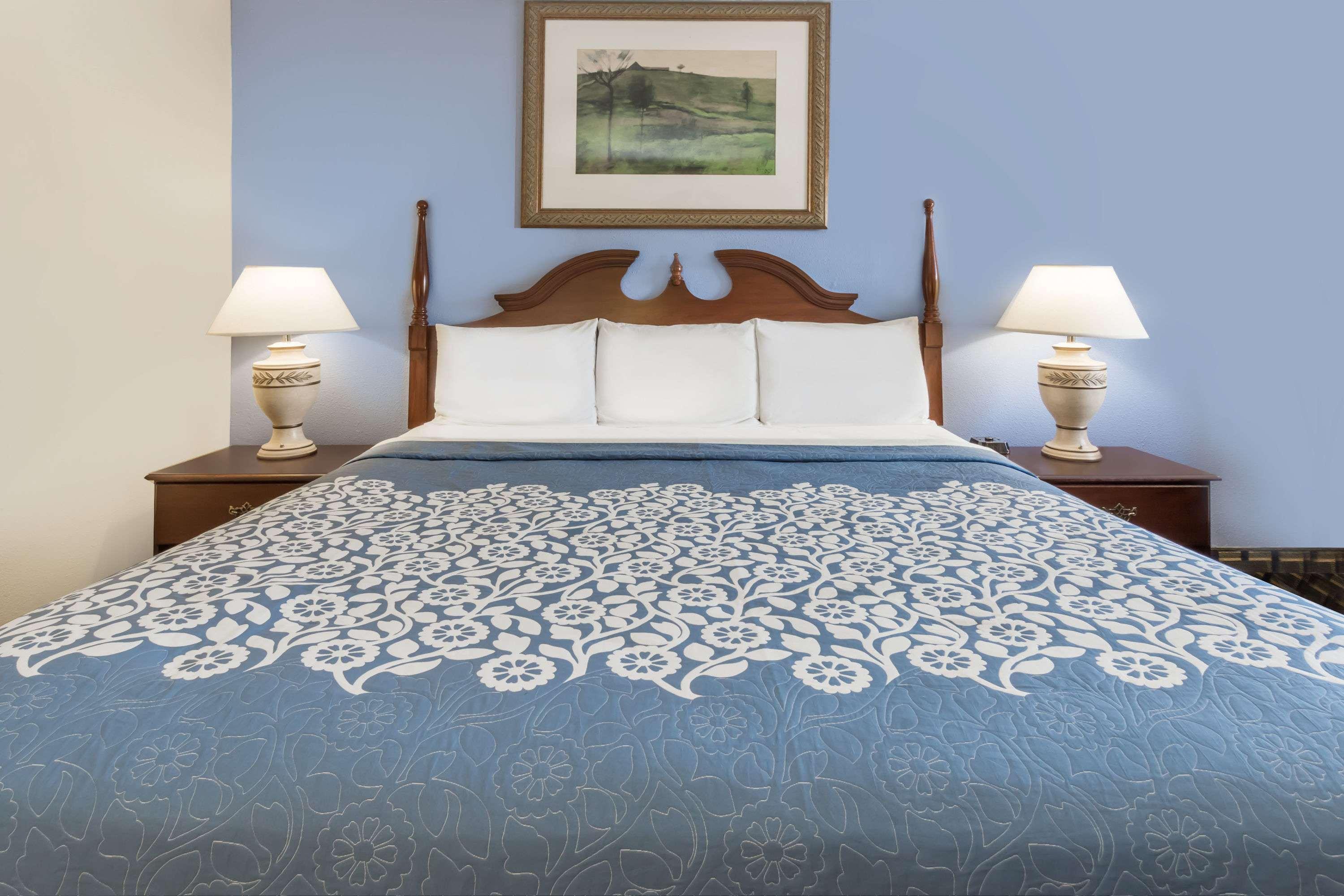 Days Inn By Wyndham Plymouth Bagian luar foto