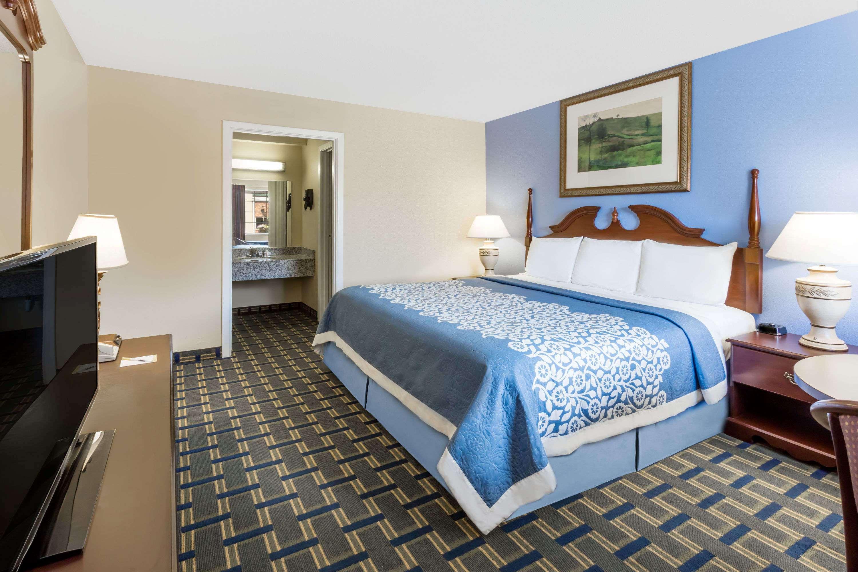 Days Inn By Wyndham Plymouth Bagian luar foto