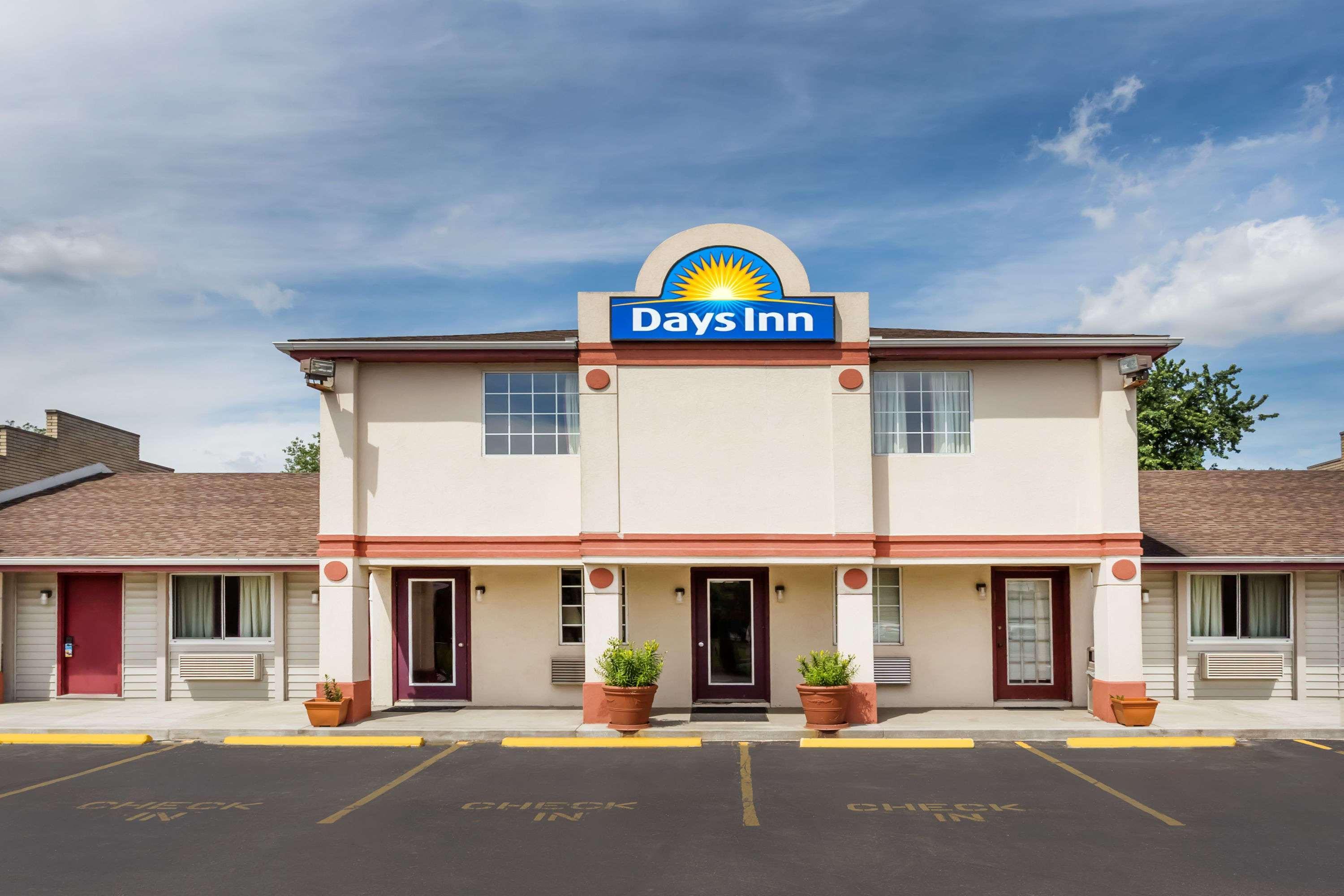 Days Inn By Wyndham Plymouth Bagian luar foto