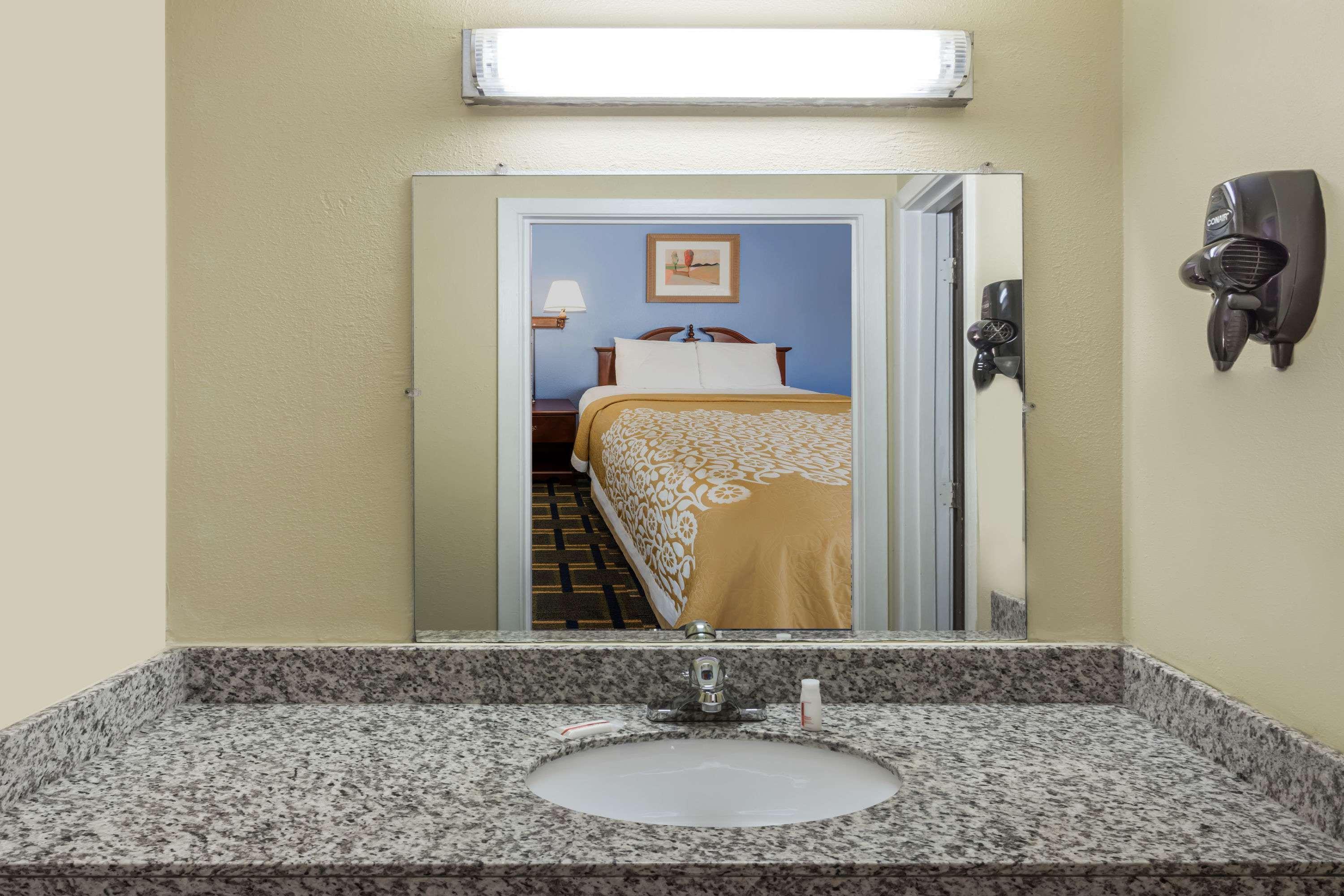 Days Inn By Wyndham Plymouth Bagian luar foto