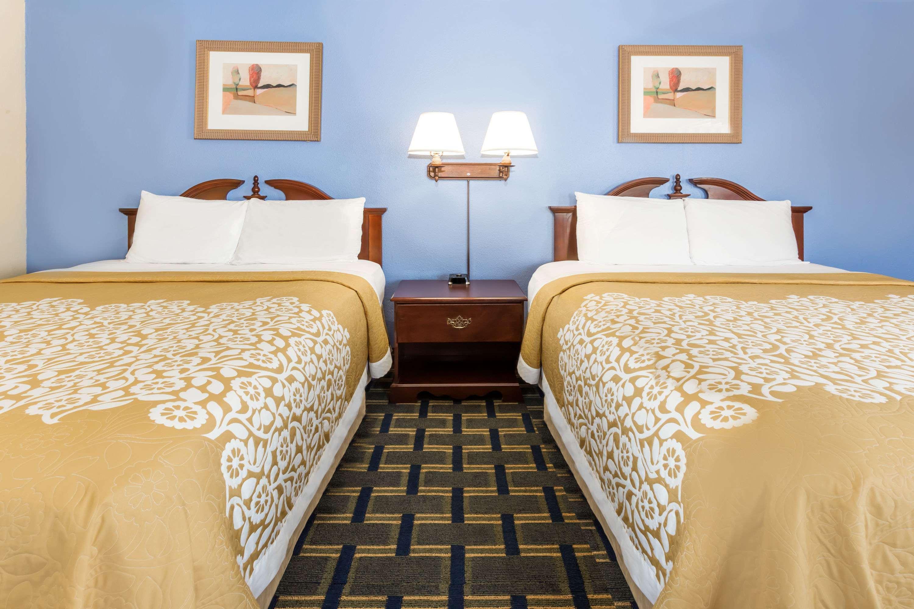 Days Inn By Wyndham Plymouth Bagian luar foto