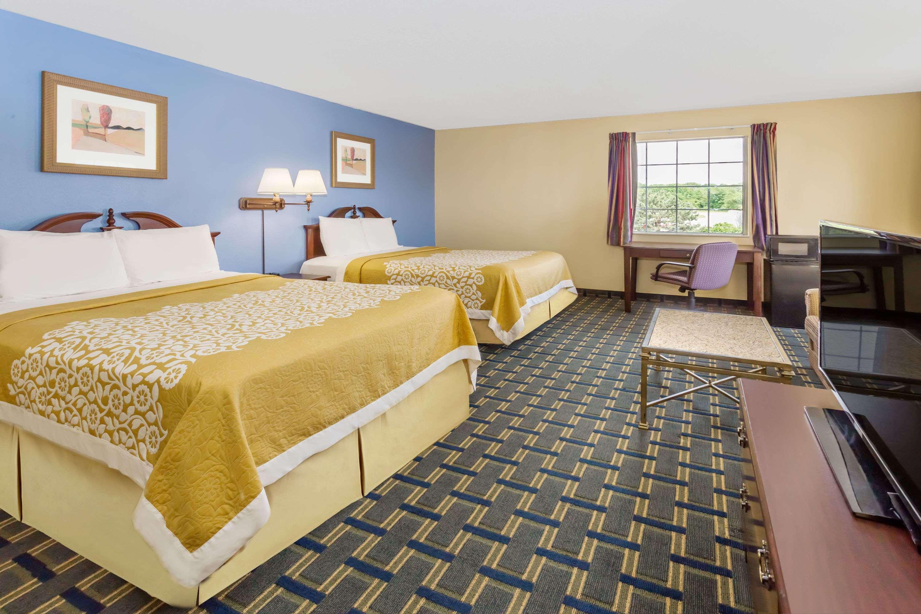 Days Inn By Wyndham Plymouth Bagian luar foto