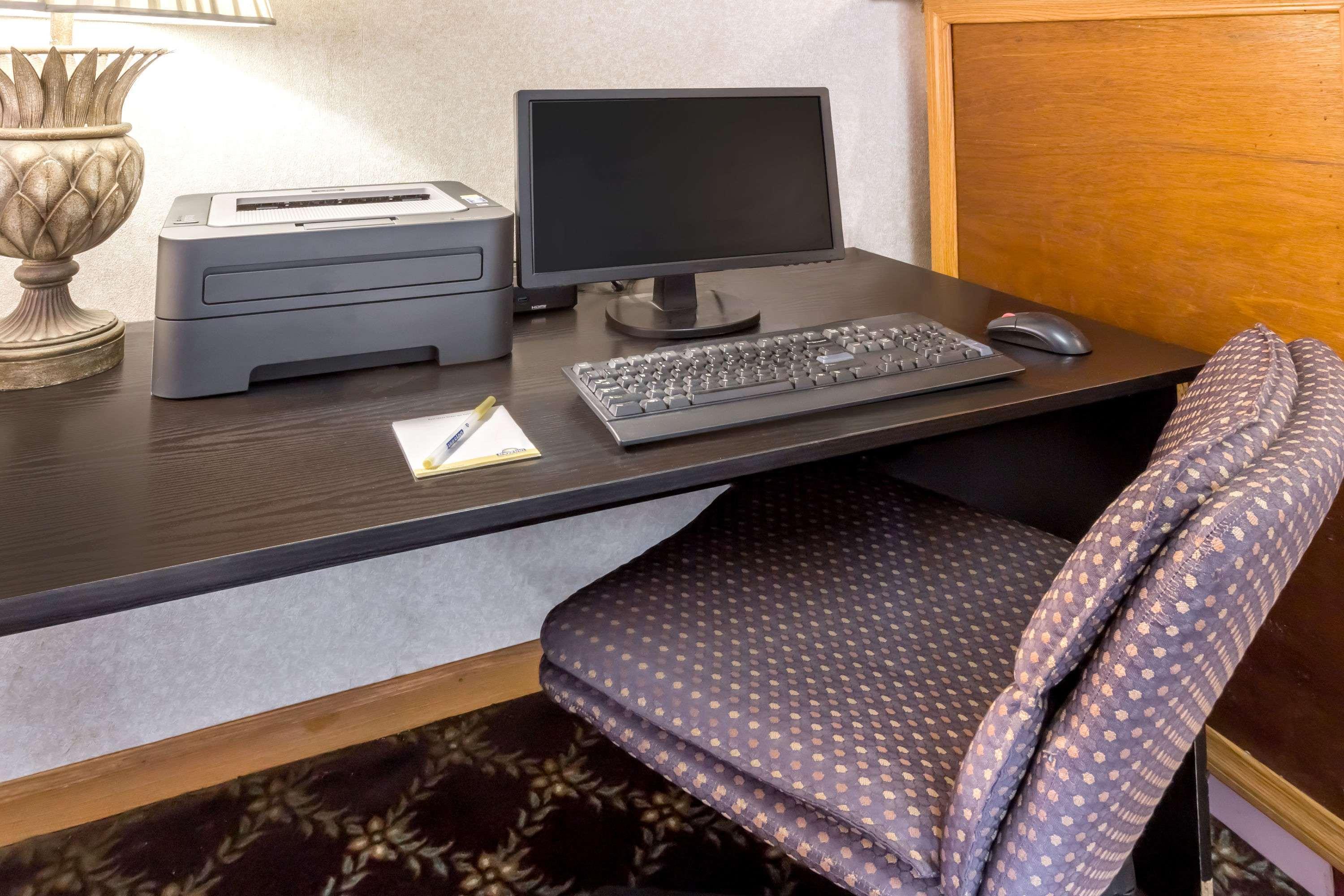 Days Inn By Wyndham Plymouth Bagian luar foto