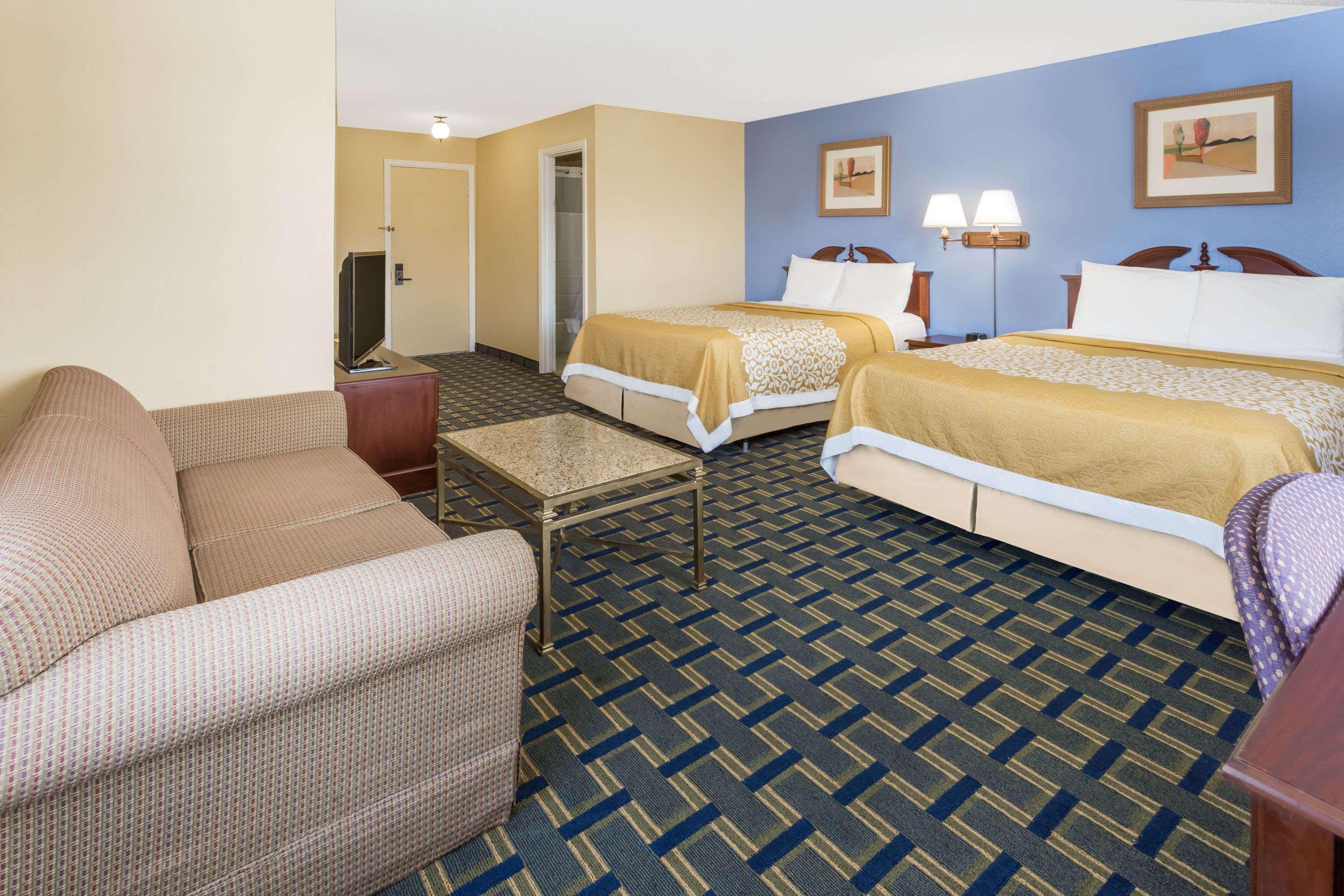 Days Inn By Wyndham Plymouth Bagian luar foto