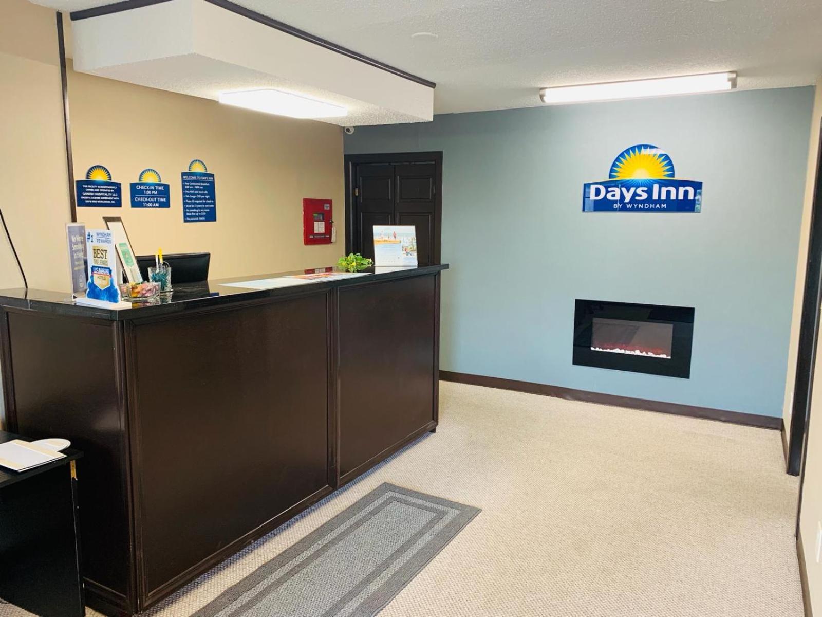 Days Inn By Wyndham Plymouth Bagian luar foto