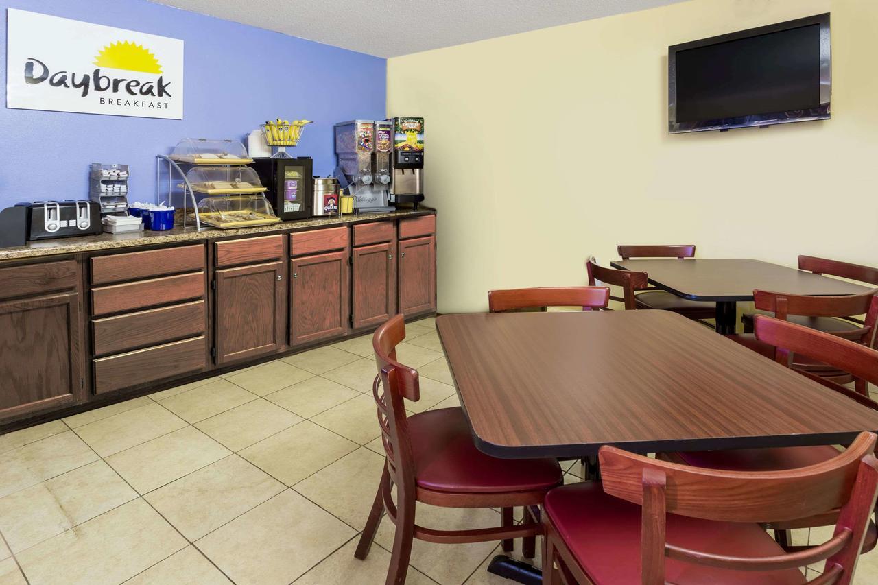 Days Inn By Wyndham Plymouth Bagian luar foto