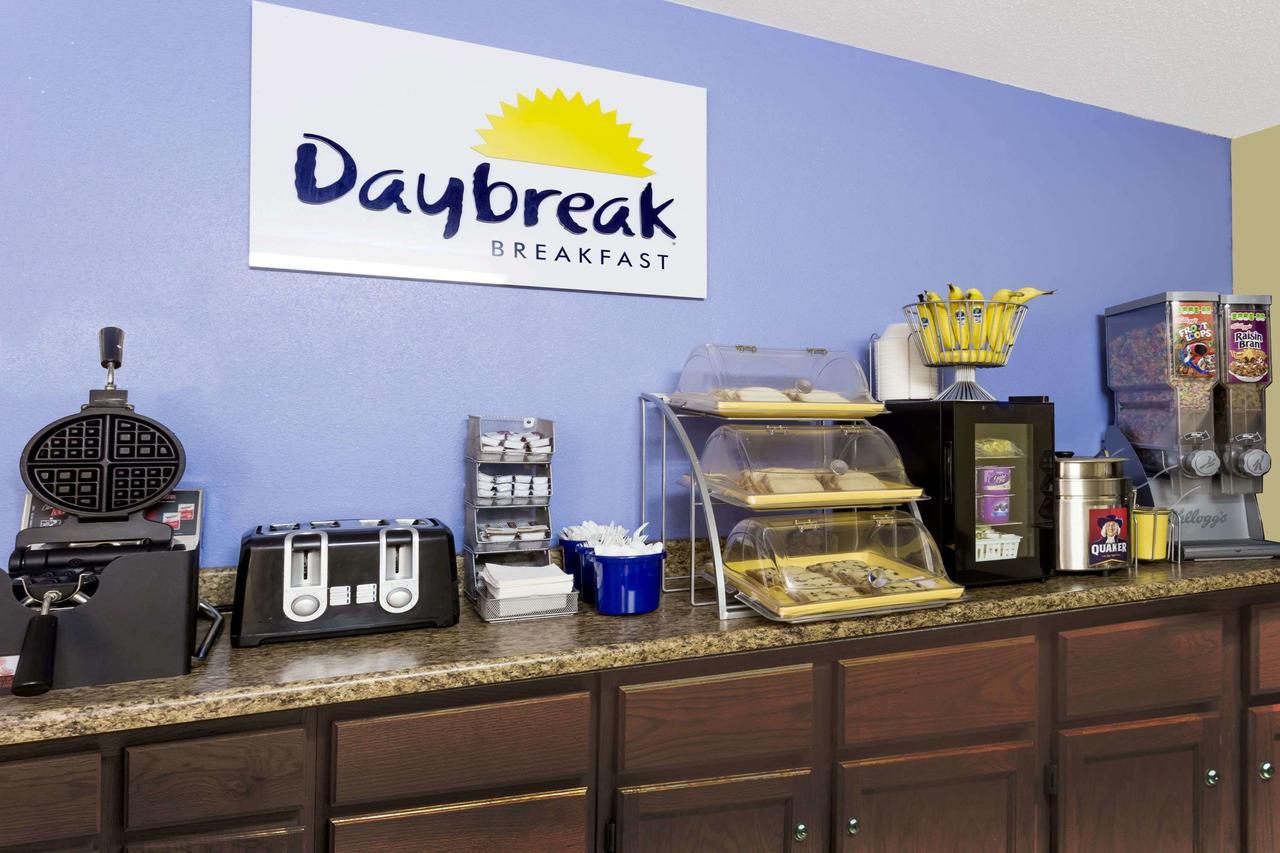 Days Inn By Wyndham Plymouth Bagian luar foto